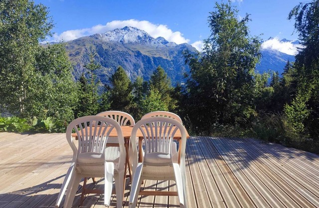 Chalet au Cœur de la Forêt et au Milieu de la Montagne