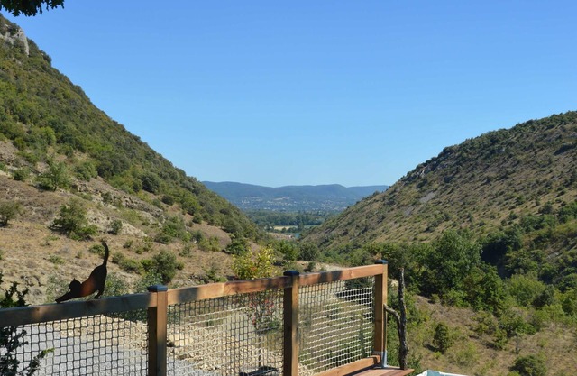 Chalet au Calme Sous 2 Chênes Avec vue sur la Vallée et Piscine