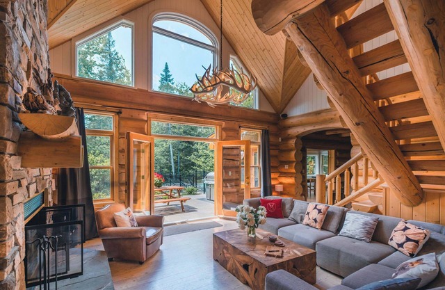 Chalet Black Eagle on Fiddler Lake (lakefront) with Hot Tub and Sauna