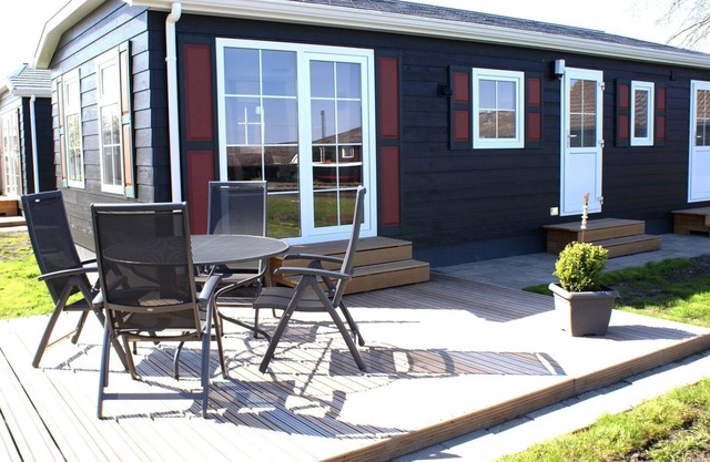 Chalet "Bovenwiede" is a beautiful four guest chalet, with the "Smitsgracht" on the back end.