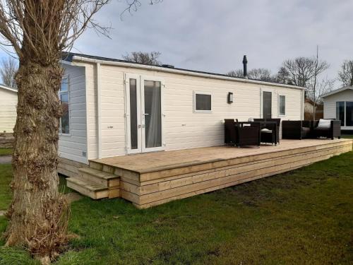 Chalet by Wadden Sea with Sunny Garden