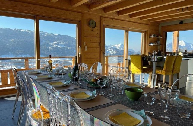 Chalet Célestine with Sauna and View on the Valley