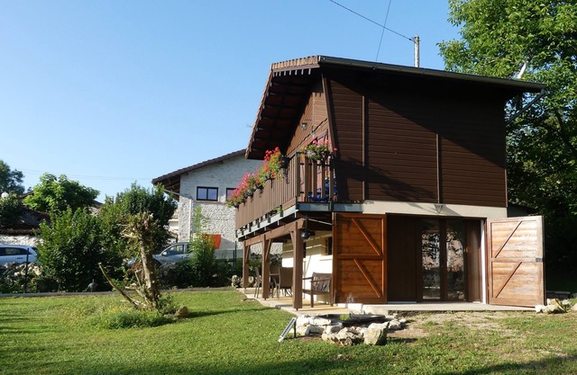 Chalet Dans le Revermont, Proche de Lacs et Sentiers de Randonnées. Très Calme