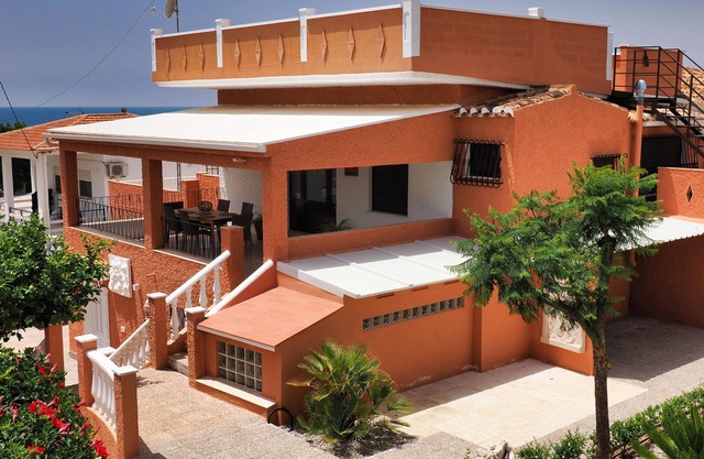 Chalet de Lujocasa Terracota con Piscina, 3 Cocinas, 6 Habitaciones y 6 Baños