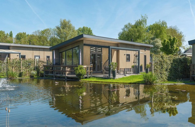 Chalet for 4 people on a water feature