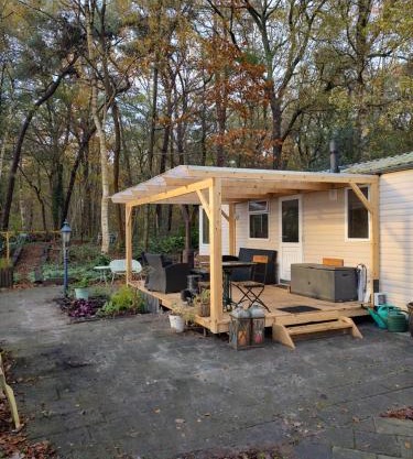 Chalet met veranda aan bosrand