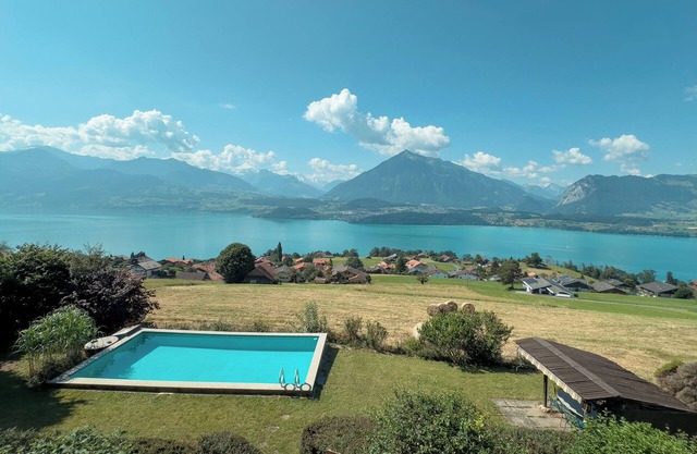 Chalet mit Pool und Sicht auf den Thunersee