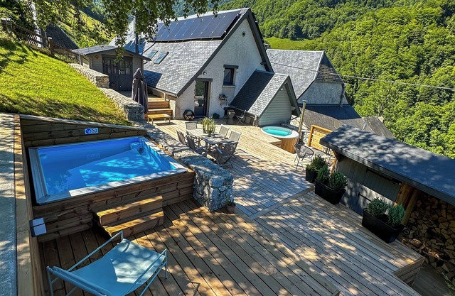 Chalet Montagne Avec Grande Terrasse et Bain Nordique à Jets
