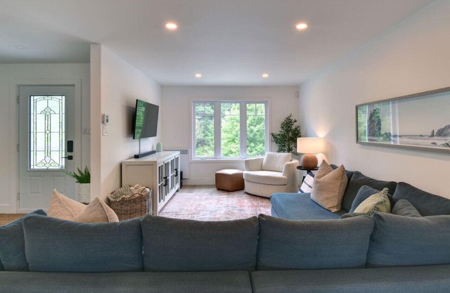 Chalet nested in forest Spa/Sauna near Tremblant