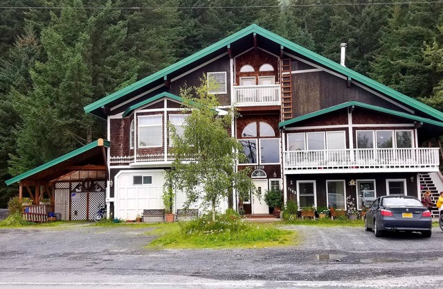 Chalet of Seward suite C (1050 SF)
