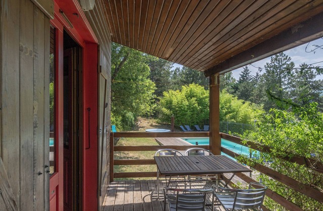 Chalet 'Rouge 4 Personnes' with Balcony and Wi-Fi