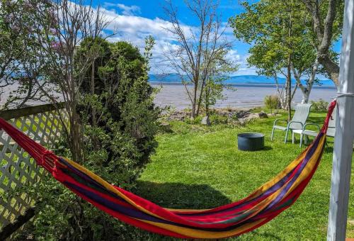 Chalet Studio #3 Waterfront with Spa Fireplace & Wifi