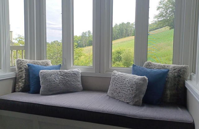 Chalet Styled Townhome, Very Clean. Free Night Stay.