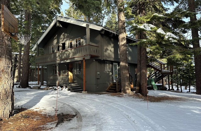 Chalet style cabin with expansive great room, awesome decks, hot tub & lake view