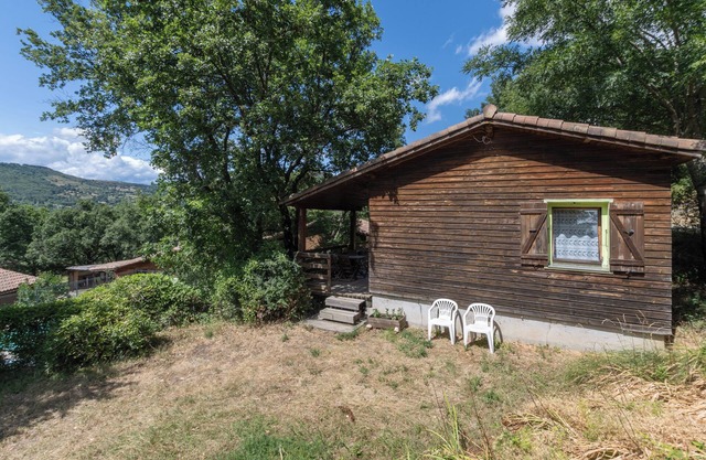 Chalet 'Vert 4 Personnes' with Balcony and Wi-Fi