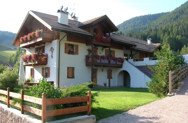 Chalet Villa Rita - ground floor apartment with private garden and terrace