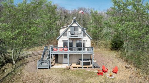 Chalet w Hot Tub Fire Pit Deck Grill & Games