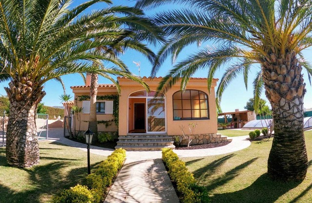 CHALET WITH CHARM! Spacious law garden, pool with deck and more