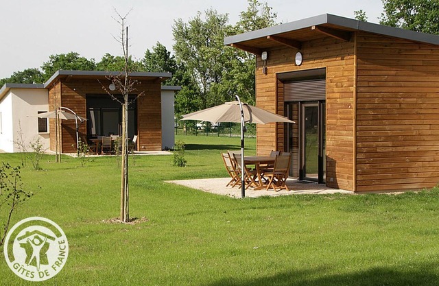 Chalets en bord d'étang avec terrasse, équipements modernes, activités de plein air, proche nature