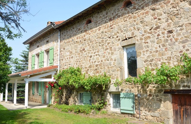 Chaleureuse ferme rénovée avec jardin clos, près de Lyon et St Etienne, idéale pour familles et télétravail