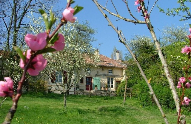 Chaleureuse maison de campagne avec jardin, proche Voie Sacrée, pour vacances paisibles entre Verdun et Bar-le-Duc