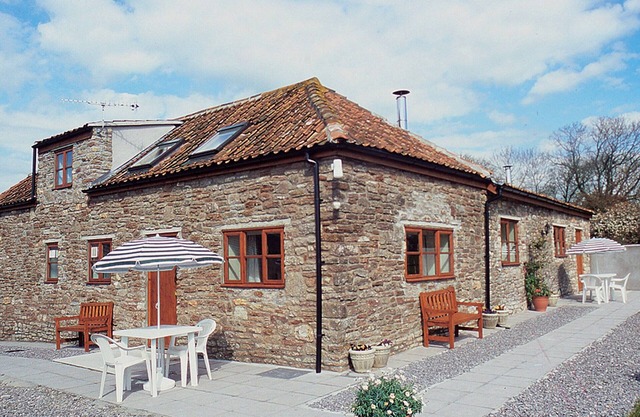Challey's Cottage - E2378