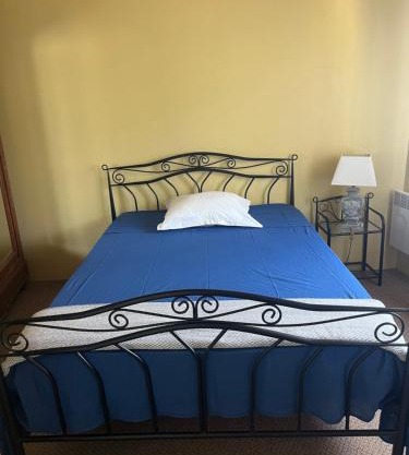 Chambre à l'étage , salle de bains au rez de chaussée