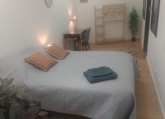 Chambre confortable et indépendante - Proche aéroport, Lyon et la Plaine de l'Ain