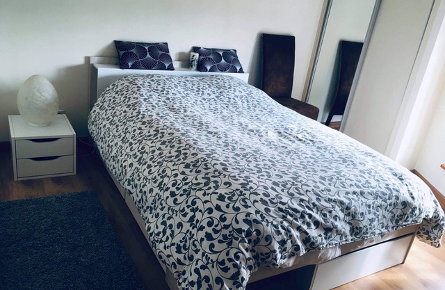 Chambre dans cadre très agréable face à la rivière D’Ain