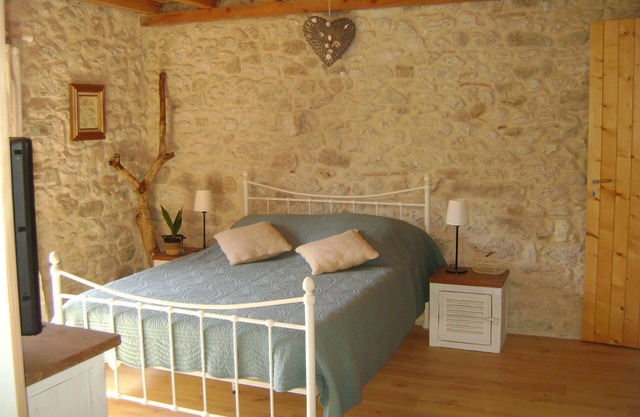 Chambre d'hôtes Acacia at "La Boriette" in peaceful Occitan Tuscany