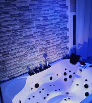 Chambre meublée indépendante, jacuzzi dans la chambre à 60110 Amblainville près de Paris