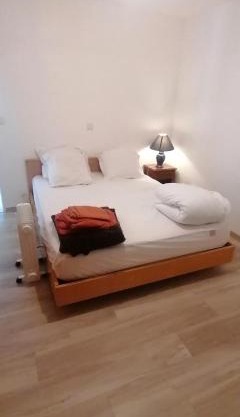 Chambre parquet flottant chez l'habitant