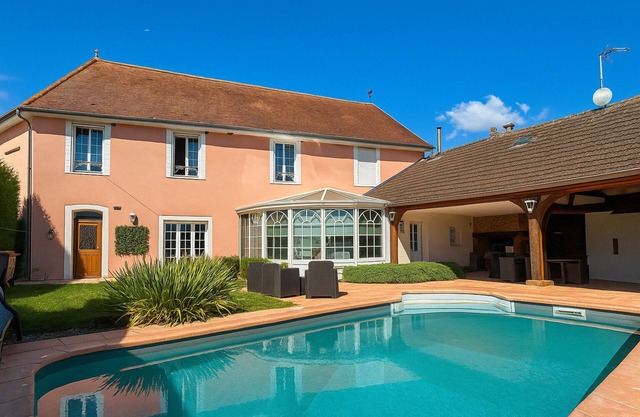 Champagne Therapy: Charming residence with swimming pool and SPA