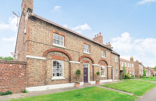 CHAPEL COTTAGE, pet friendly, with open fire in Stillington
