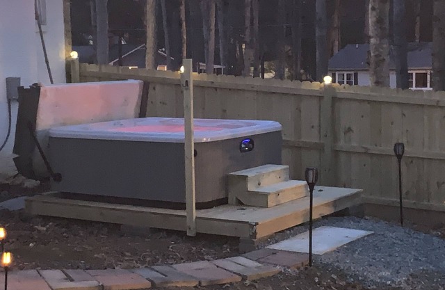 Chapel Hill/Durham Retreat w/Hot tub, full body massage chair, fenced dog area.