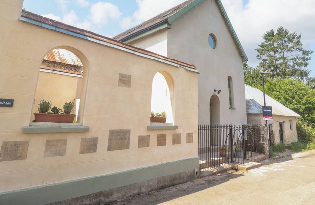 CHAPEL HOUSE, pet friendly, character holiday cottage in North Tawton