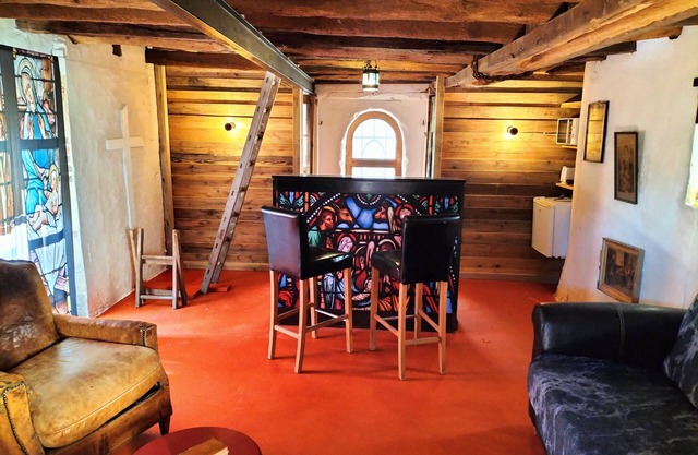 Chapel/romantic dinette by the fire in winter, by the water in summer