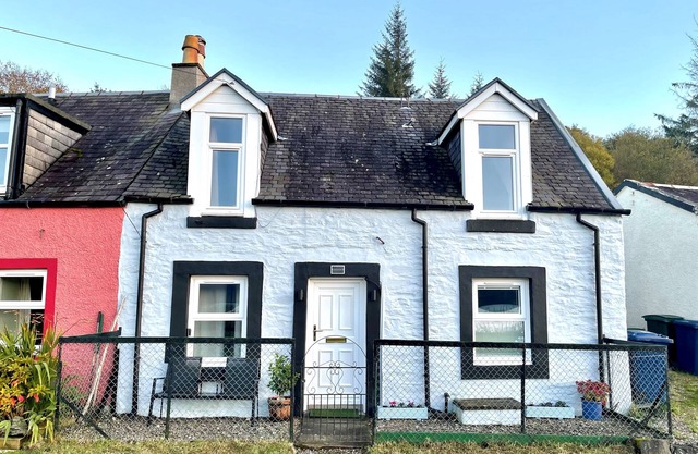 Chapelton Cottage by Loch Fyne, picturesque location