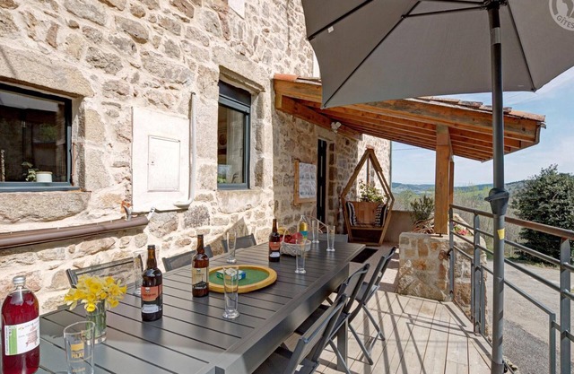 Charming cottage for 13 guests with spa and WiFi