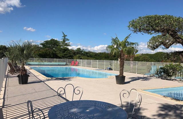 Charentaise Avec Piscine à 25 Minutes des Plages
