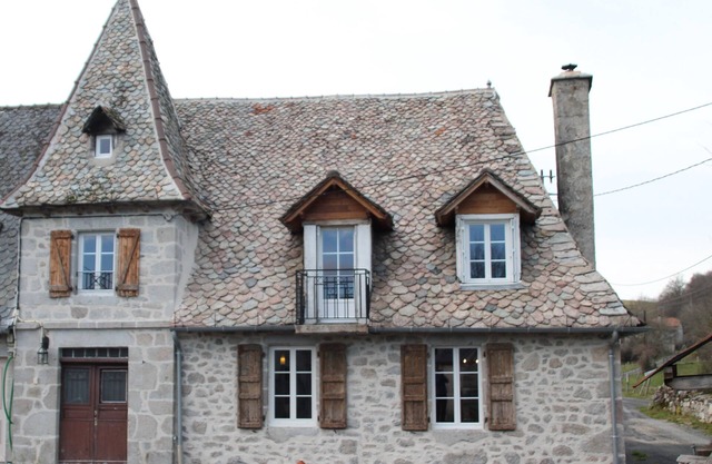 CHARACTER COTTAGE OVERLOOKING LAKE ST ETIENNE CANTALES 500M