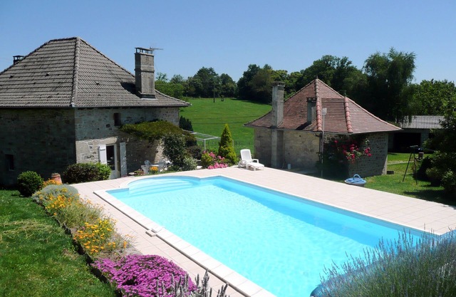 Character cottage with private swimming pool in the Lot