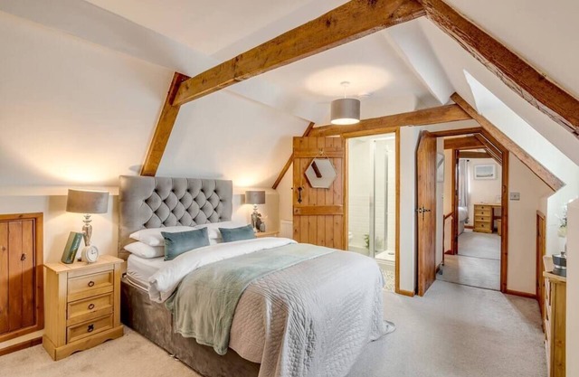 Character, country 5bed house w/garden & parking