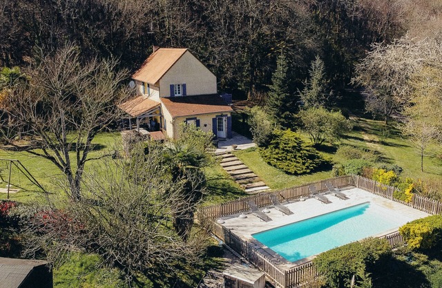 Character house in a quiet, exceptionally green setting + swimming pool