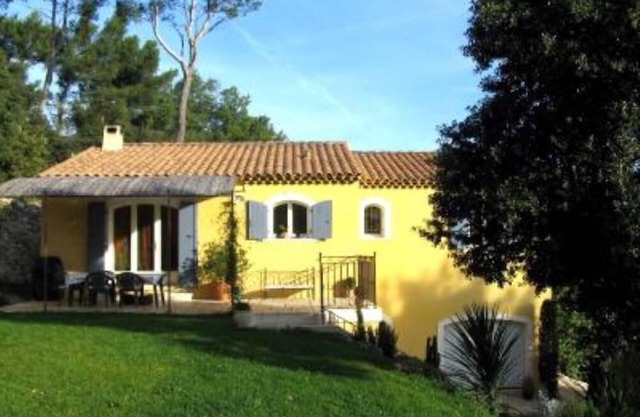 CHARACTER HOUSE WITH JANITOR, SWIMMING POOL AND TENNIS COURT