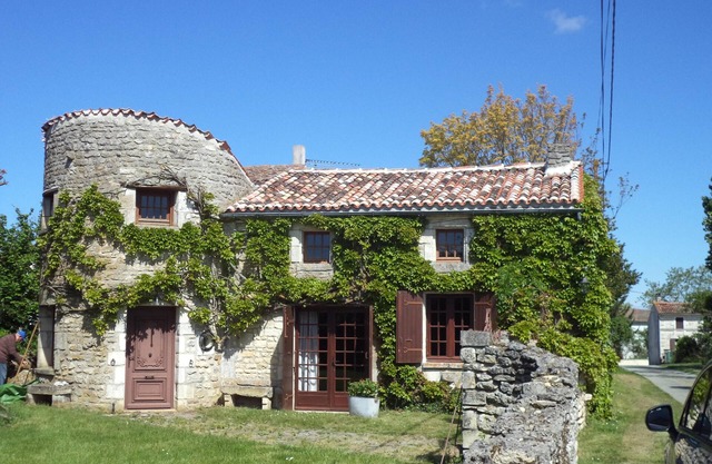 Character traditional Charentais cottage in rural location 20 minutes from Royan