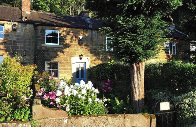 Characterful Derbyshire mid-terrace with stunning views!