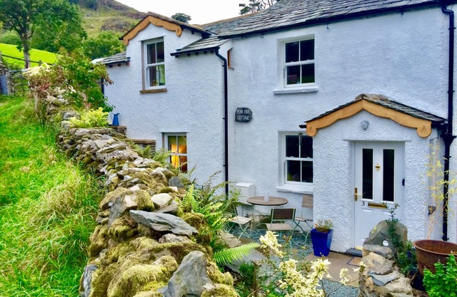 CHARACTERFUL LAKELAND COTTAGE . WIFI,SKY TV, LOG FIRES, PRETTY LOCATION.
