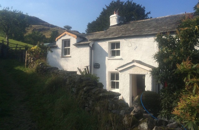 CHARACTERFUL LAKELAND COTTAGE,WIFI, SKYTV, LOG FIRES IN PICTURESQUE SETTING