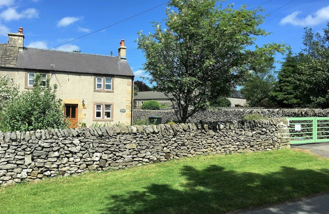 Characterful , pet friendly cottage ,sleeps 4 ,stunning views ,village location.